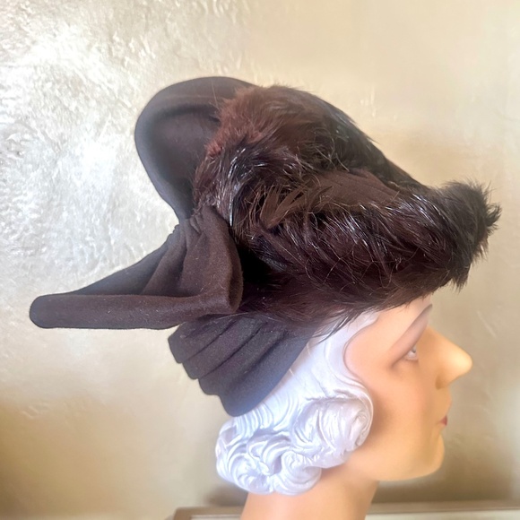 ONE-OF-A-KIND 1940s\' BROWN FELT TILT HAT +LARGE BOW &  FEATHER TRIM main image 8